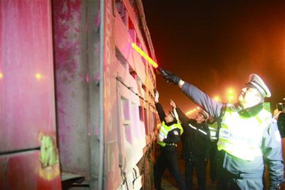 違法大貨轉戰(zhàn)郊區(qū) 司機被查都是一套詞稱剛來的