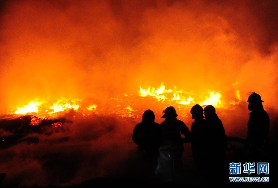 西安東郊木材廠突發火災 過火面積1000平米