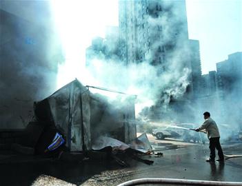 城管火屋中救出沖動業主