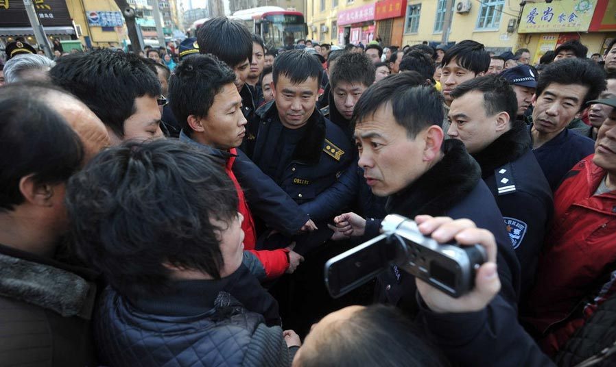 青島農貿市場攤主圍堵城管 發生激烈沖突