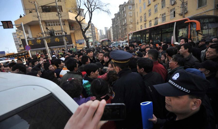 青島農貿市場攤主圍堵城管 發生激烈沖突