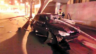 轎車撞護欄被扎成刺猬 車內乘客毫發無傷(圖) 轎車撞護欄被扎成刺猬 車內乘客毫發無傷(圖)