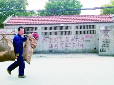 路過這里的農(nóng)民大叔一臉無奈。 記者謝冰林 攝