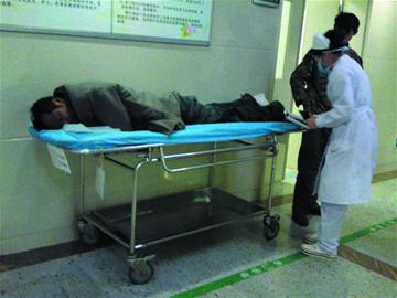 工人一腳踏空墜入基坑 被鋼筋扎進(jìn)屁股(圖) 工人一腳踏空墜入基坑 被鋼筋扎進(jìn)屁股(圖)