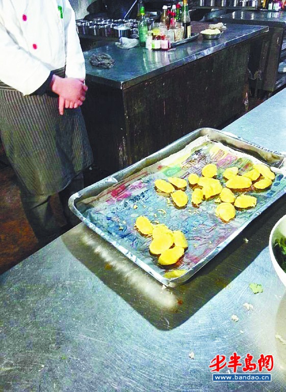 小漁村海鮮碼頭酒店將炸好的山藥放在報紙上。