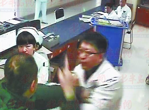 2歲男孩輸液突發異常 醫生被家屬暴打至顱內出血